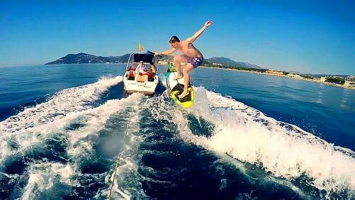 wakesurf- pret pour surfer sur l'eau! 
				à Cannes