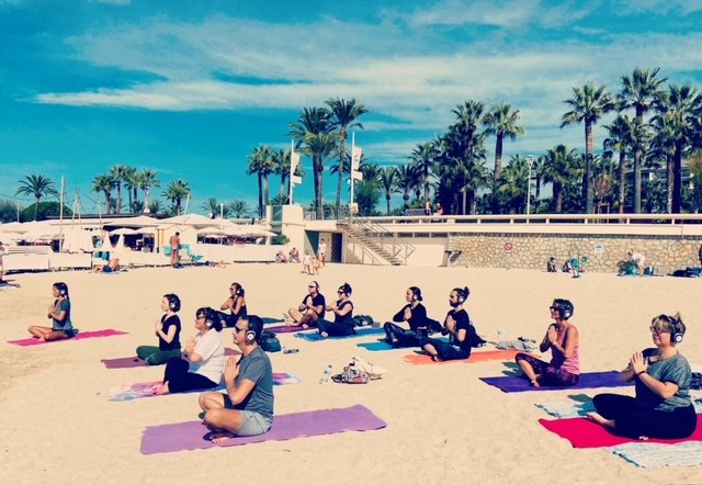 COURS COLLECTIF DE YOGA CONNECTE AU BORD DE L'EAU by YOGA FLOW CANNES