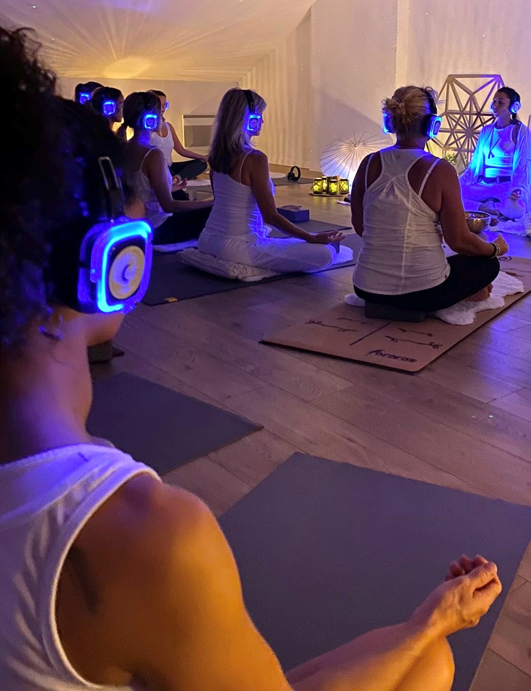 cours collectif de yin yoga doux connecte studio cannes - by yoga flow cannes
				à CANNES