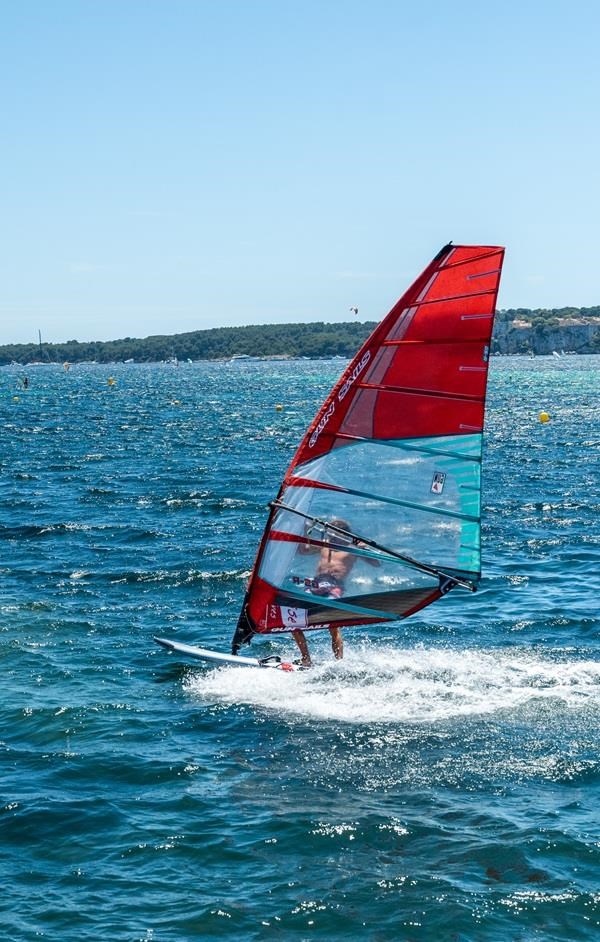 LOCATION D'UNE PLANCHE À VOILE - CANNES - Mourre Rouge