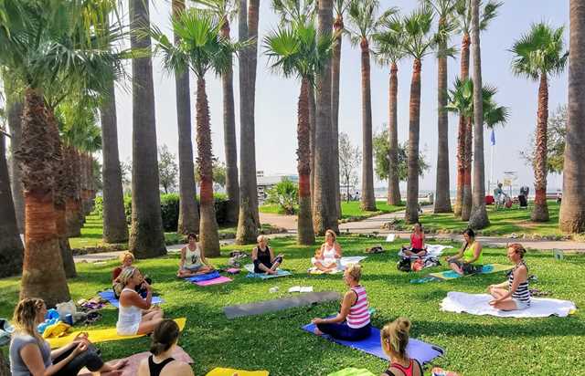 cours collectif de yoga avec carole glasman - jardin face bijou plage cannes
				à CANNES
