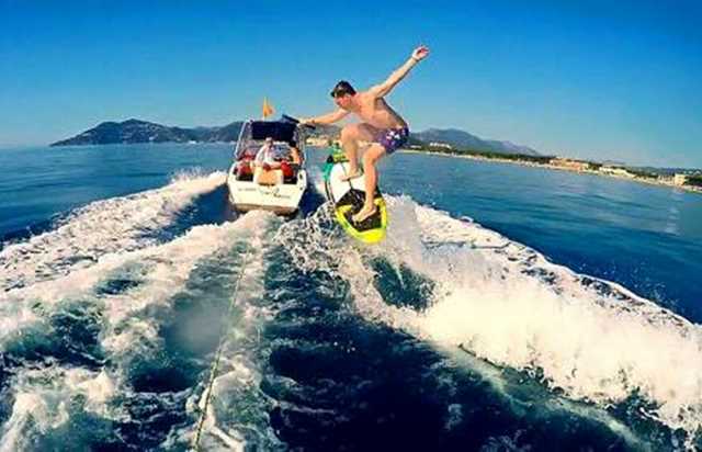 wakeskate- glissez sur l'eau sur une planche sans chausses!
				à Cannes