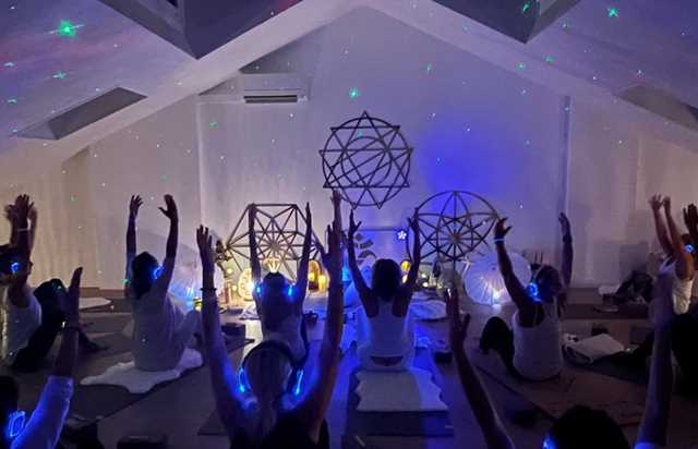 cours collectif de yoga connecte studio cannes - by yoga flow cannes
				à CANNES