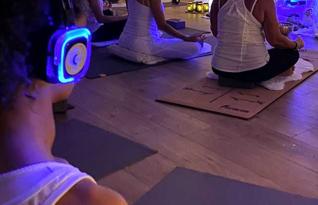 cours collectif de yin yoga doux connecte studio cannes - by yoga flow cannes
				à CANNES